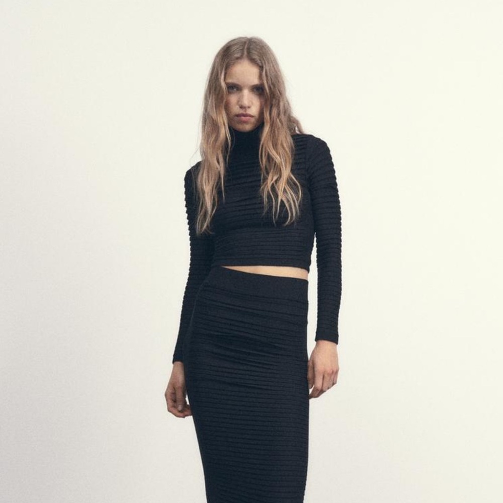 Zara Seamless Textured Cropped Top - Picture 4 of 5